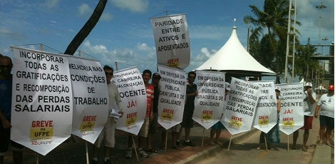 Grevistas da UFPE fazem protesto na orla para denunciar o descaso com a educao no Pas